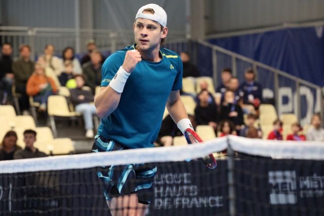 EXPLOIT DE ZIZOU BERGS A ROLAND GARROS !

Après s’être brillamment extirpé des qualifications, l’aventure continue pour @zizoubergs après sa victoire en 4 sets face au chilien Alejandro Tabilo, 24e mondial et récent demi-finaliste au Masters 1000 de Rome! Première victoire dans le tableau final d’un tournoi du grand chelem pour le vainqueur du @playin_challenger 2021! Bravo Zizou!

@rolandgarros
