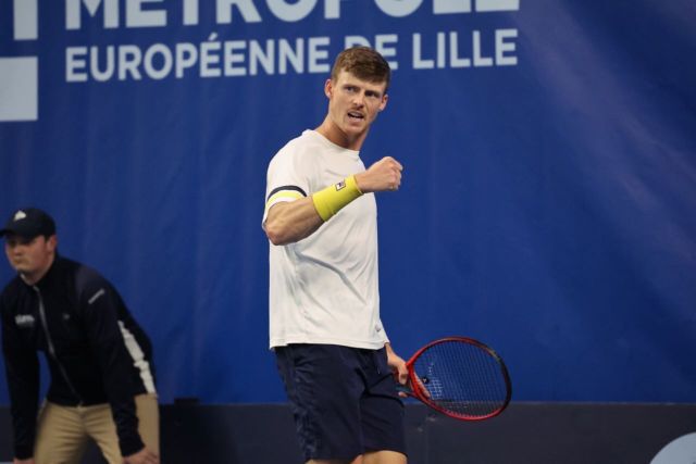 BILLY HARRIS, LA TRÈS BELLE HISTOIRE DU TENNIS BRITANNIQUE DE CETTE SAISON SUR GAZON !

Quart de finaliste du dernier @playin_challenger, où il a poussé Arthur Rinderknech (futur vainqueur du tournoi) dans ses retranchements, le britannique Billy Harris est LA révélation de cette saison sur gazon.

Se déplaçant sur le circuit ATP dans un van aménagé pendant de nombreuses années, sa carrière décolle à près de 30 ans. Quart de finaliste au Queen’s (ATP 500), puis demi-finaliste à Eastbourne (ATP 250), le top 100 est à portée de main ! 

Il sera évidemment une des attractions de @wimbledon, qui commence lundi prochain, où il a fort logiquement hérité d’une wild card.

@billyrh_
