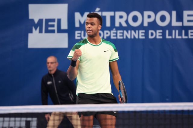 DES QUARTS DE FINALE DU PLAY IN AU TITRE À BÂLE : L’ASCENSION FULGURANTE DE GIOVANNI MPETSHI PERRICARD!

Le jeune français @giovanni.mpetshi s’est imposé cette semaine au tournoi de Bâle (ATP 500).

205eme mondial en début d’année, et quart de finaliste au @playin_challenger, « Gio » devient, à seulement 20 ans, l’un des tout meilleurs joueurs sur le circuit, avec, à son tableau de chasse, quelques pépites du tennis mondial : Shapovalov, Rune, Shelton… Quelle saison pour l’actuel numéro 3 Français !